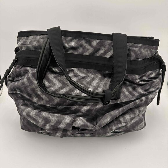 Lululemon Om Zig Zag Chevron Black Gray Pattern Tote Style Bag One Size NEW - Picture 5 of 10